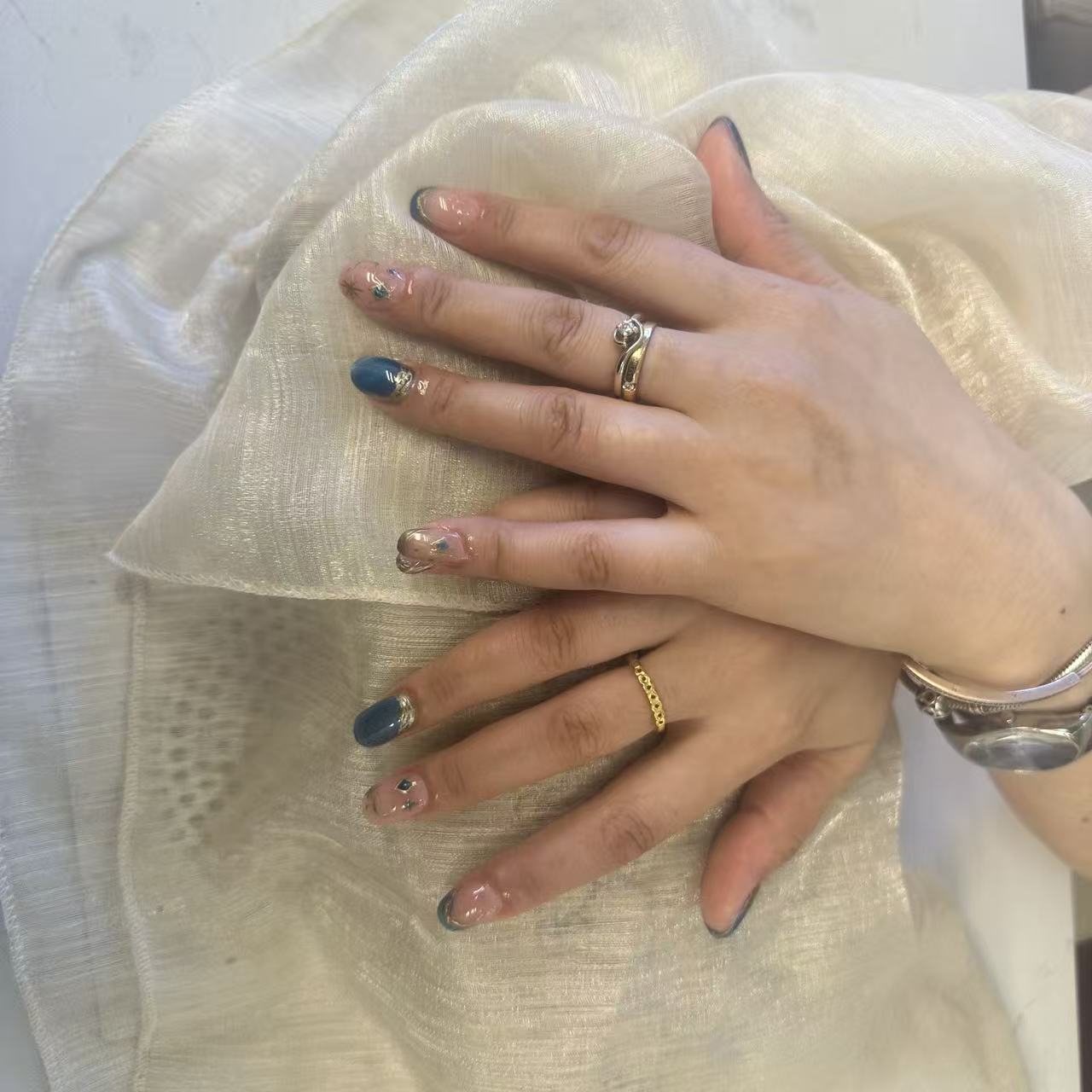 Manicure blu con french nude