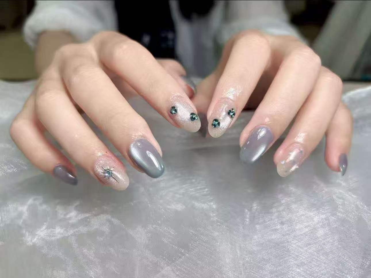 Manicure grigio perla con strass